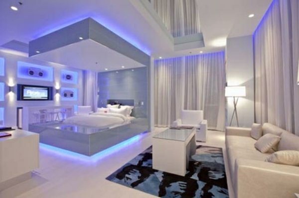 großes-weißes-Schlafzimmer-abgehängte-Decke-LED-Beleuchtung