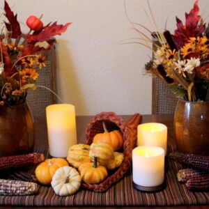 herbst deko idee thanksgiving blumenstraeusse kerzen mais tischlaeufer