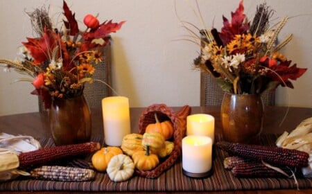 herbst deko idee thanksgiving blumenstraeusse kerzen mais tischlaeufer