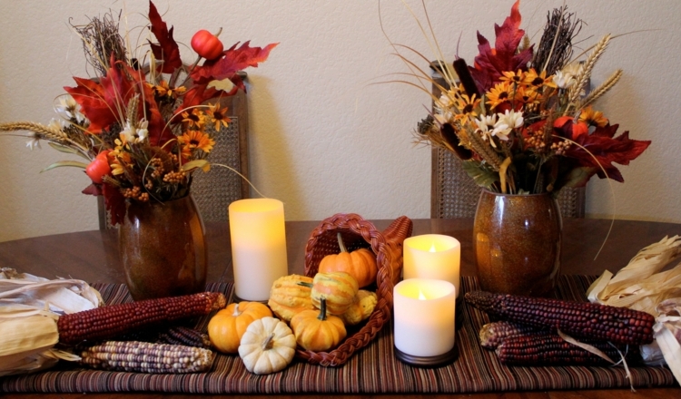 herbst deko idee thanksgiving blumenstraeusse kerzen mais tischlaeufer