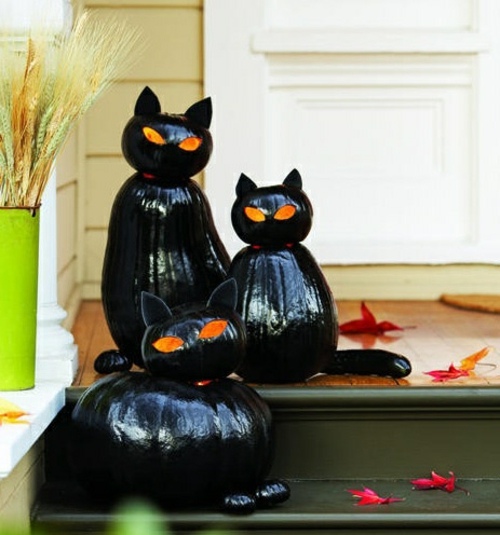 interessante-Halloween-Dekoration-Kürbis-schwarze-Katzen