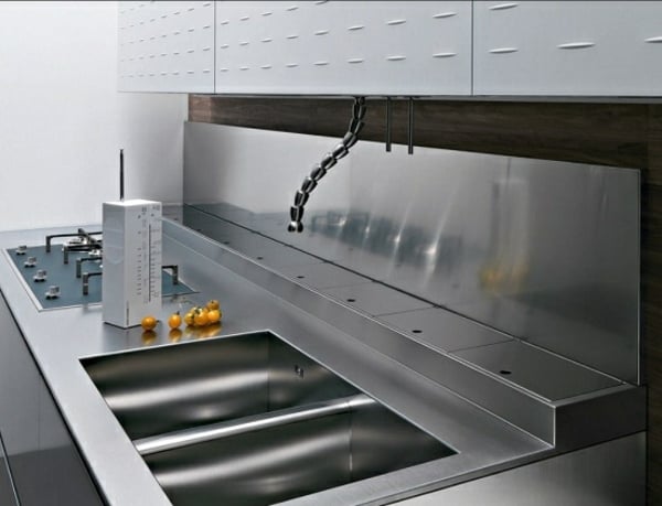 interessanter-Wasserhahn-graue-moderne-Küche