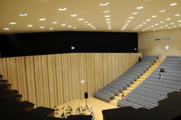 interior-Moderne-minimalistische-Baukunst-musikschule