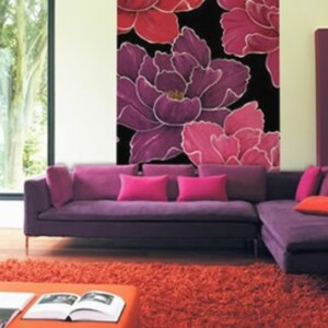 lila-Blumentapeten-Wohnzimmer