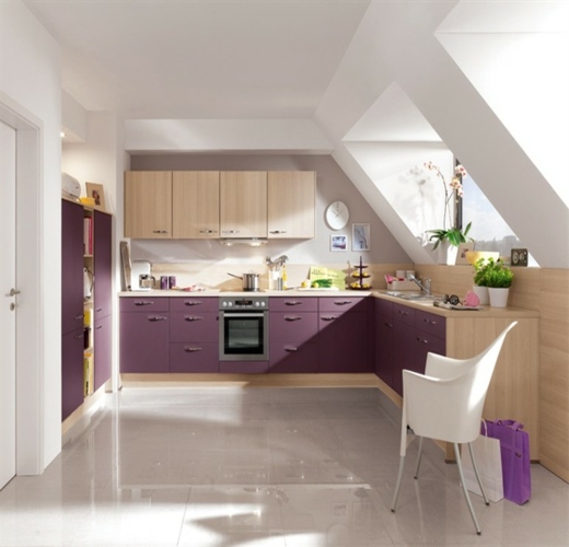 lila-küchen-design-schräge-dachfenster