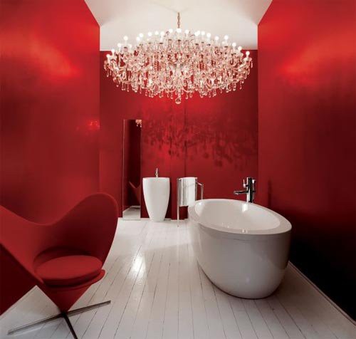 luxuriöse-kräftige-rot-töne-badezimmer