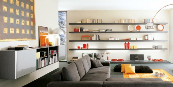 minimalistische-graue-wohnzimmermöbel-orange-deko-elemente