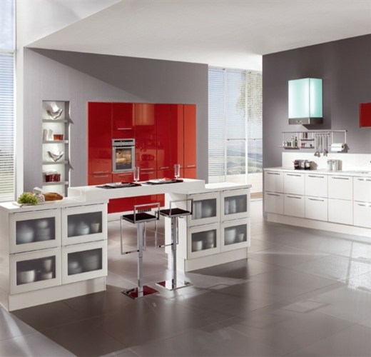minimalistische-weiße-küche-rotes-akzent
