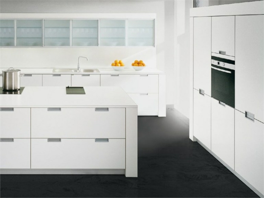minimalistische-weiße-küche