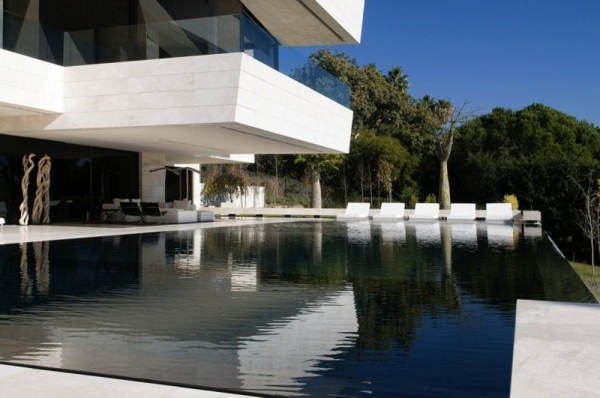 minimalistisches-Haus-Schwimmbad