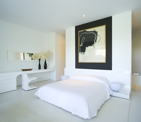 minimalistisches-schlafzimmer-weiß