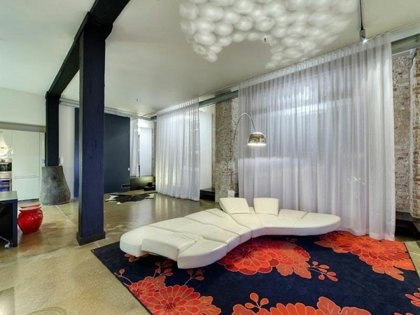 moderne-Wohnung-Wohnzimmer-weißes-Sofa
