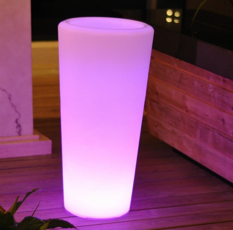moderne gartenbeleuchtung pflanzkuebel pink led licht outdoor design