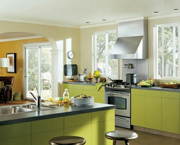 moderne-gelbe-Küche-Edelstahl-Küchentheke
