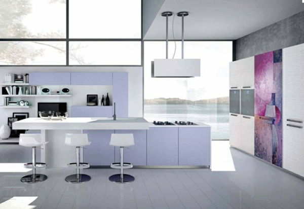 moderne-lila-Küche-weiße-Barstühle