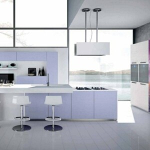 moderne-lila-Küche-weiße-Barstühle