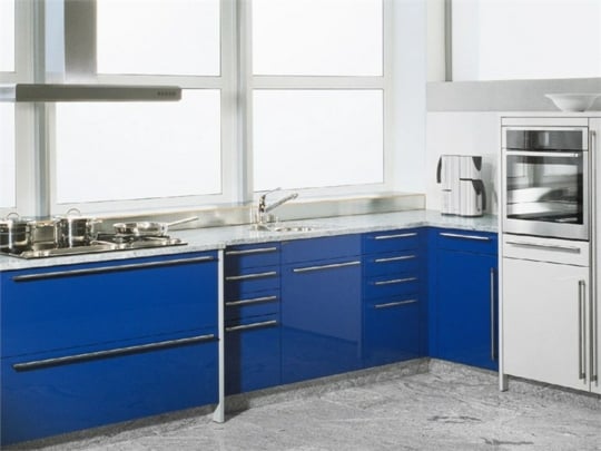 moderne-weiße-küche-blaue-küchenschränke