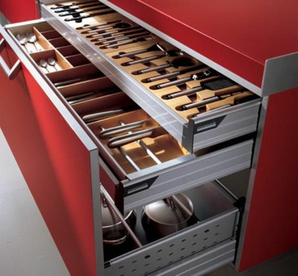 moderner-roter-Schrank-kleine-Küche