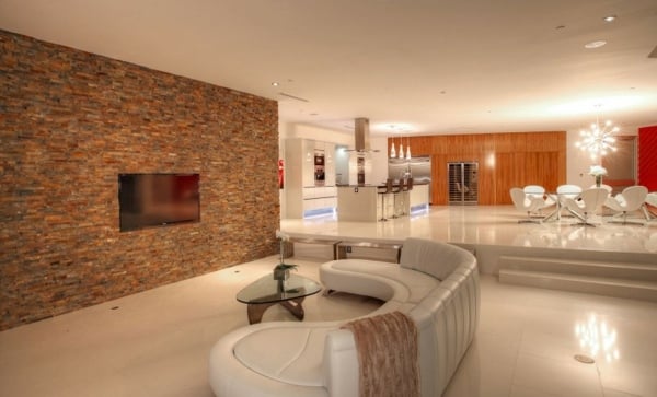 modernes-Luxus-Wohnzimmer-weißes-Sofa-Backsteinwand