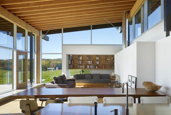 modernes-Wohnzimmer-Glasfassade-Holzmobel