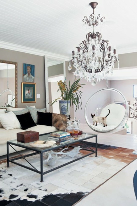 modernes-Wohnzimmer-Kristallkronleuchter-Sofa-weiß