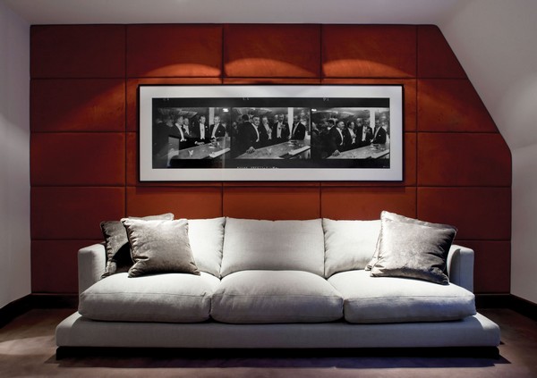 modernes-weißes-Sofa-rote-Wand-Bilder