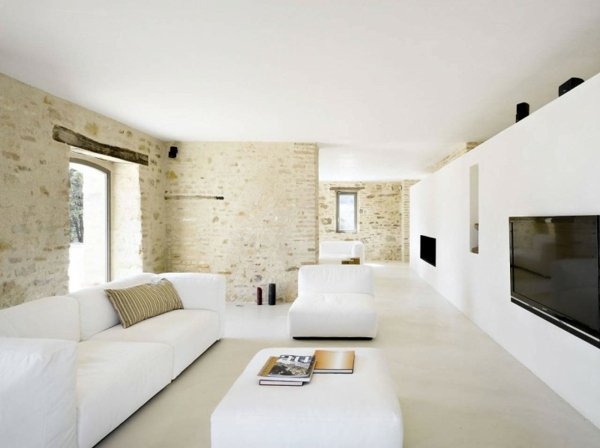 modernisiertes-Landhaus-weiße-Möbel-Wohnzimmer