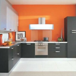 orange-Küchenwand-graue-Küchenschränke-moderne-Küchenmöbel