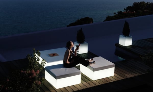 quadrat-vondom-leuchtende-terrassenmöbel