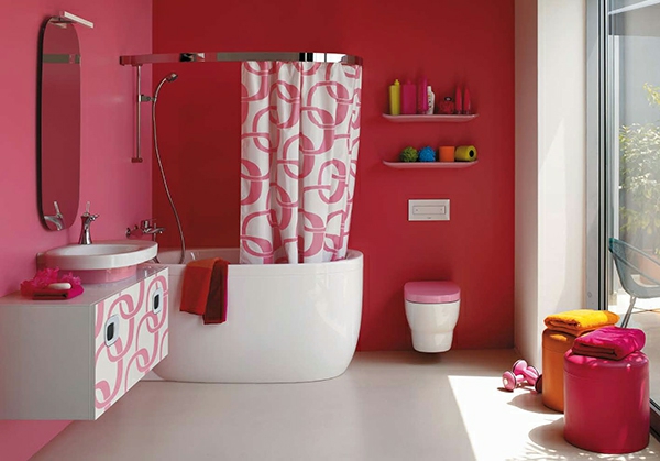 rosa-Badezimmer-weiße-Badewanne-runder-Spiegel