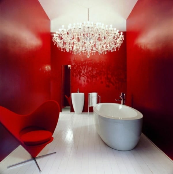 rot-weiß-badezimmer-freistehende-Badewanne