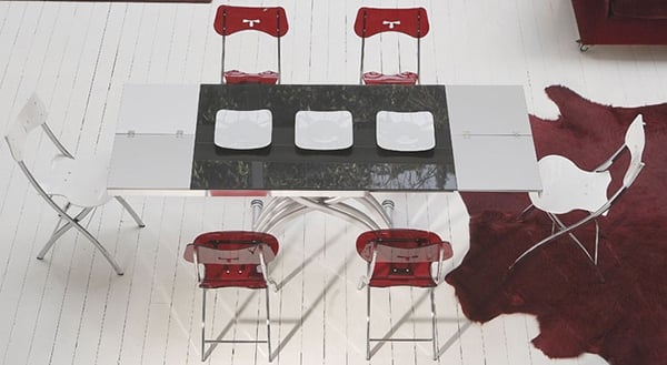 rote-acryl-stühle-roter-teppich-esszimmer