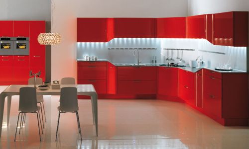 rote-küchenschränke-weiße-esszimmer-möbel