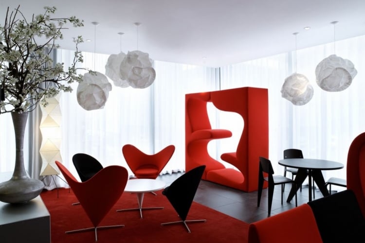 rote-möbel-kräftige-atmosphäre-esszimmer