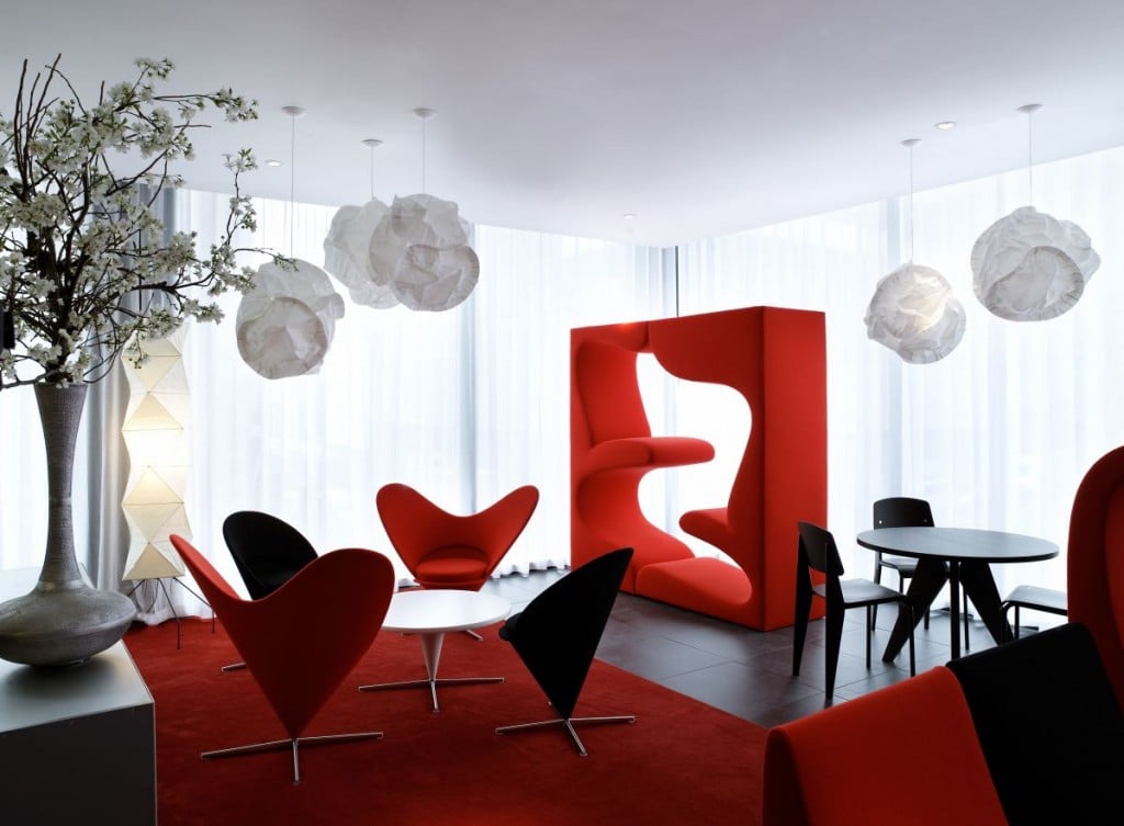 rote-möbel-kräftige-atmosphäre-esszimmer