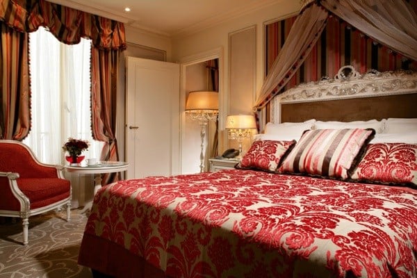 rotes-Luxusbett-Hotel-Paris
