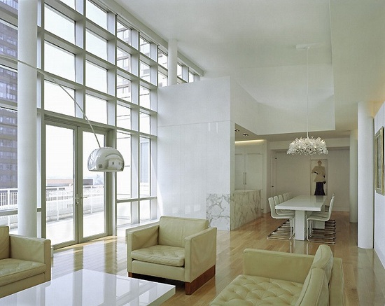 schickes-penthouse-weißem-minimalistischem-innendesign