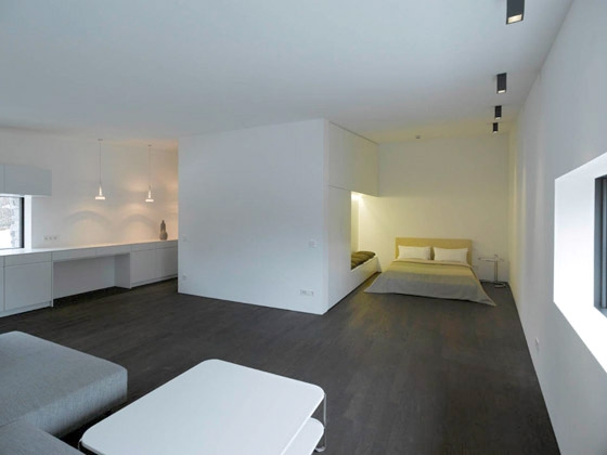 schlichte-weiße-Möbleirung-Wohnzimmer-Holzbodenbelag