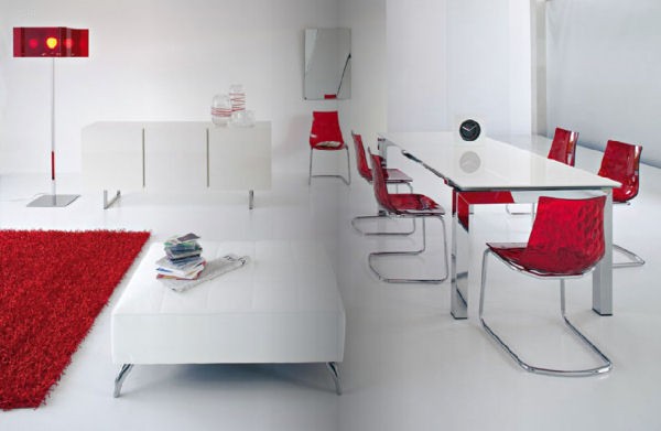 schneeweißes-interieur-design-rote-möbelstücke