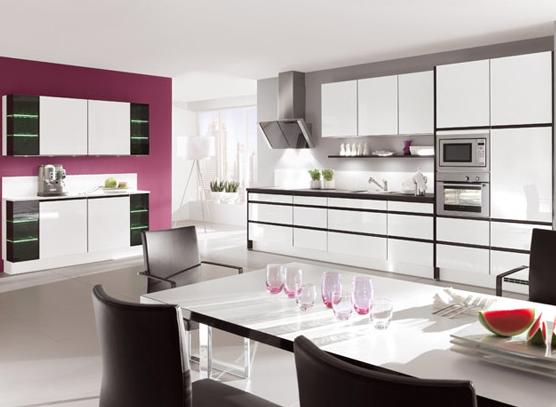 schwarz-weiße-küche-rosa-akzentwand