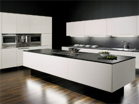 schwarz-weiße-küchenmöbel-holzboden