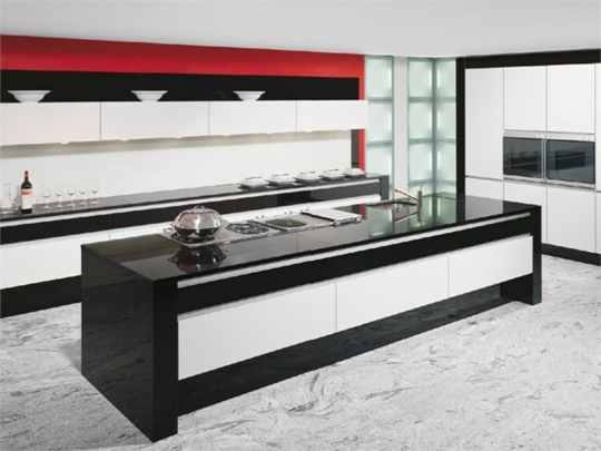 schwarz-weiße-küchenmöbel-rote-akzentwand