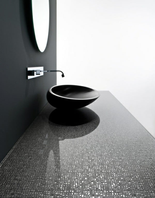schwarzer-Glas-Boden-Badezimmer-freistehende-Badewanne