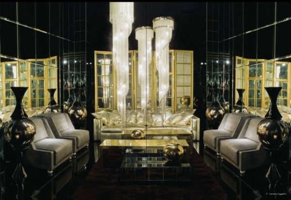 schwarzes-Wohnzimmer-goldene-Dekoration-klassische-Möbel