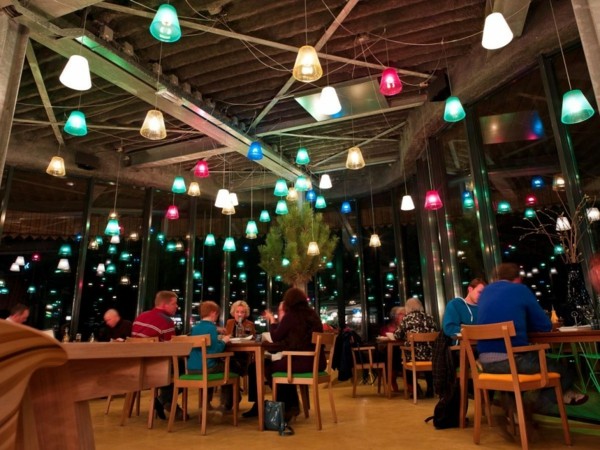 spannende-farbenfrohe-beleuchtung-restaurant
