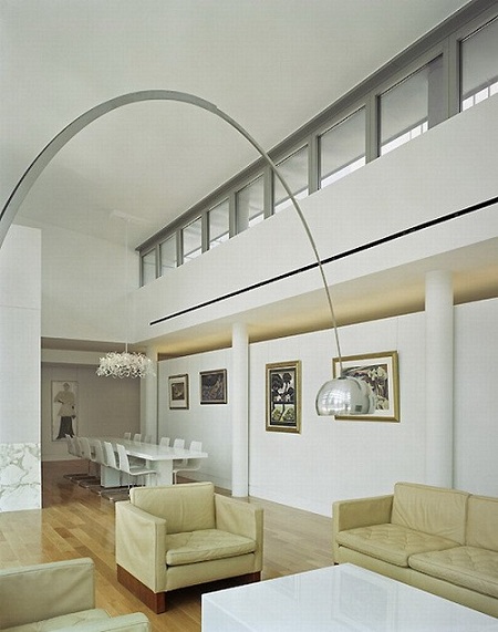 stilvolles-penthouse-weißes-minimalistisches-innendesign