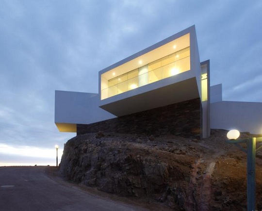 strandhaus-weißes-minimalistisches-design