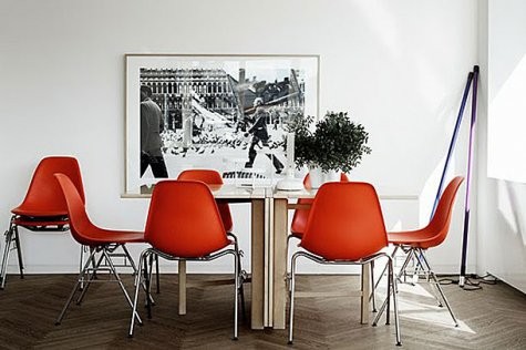 tangerine-tango-stühle-akzent-weißes-esszimmer