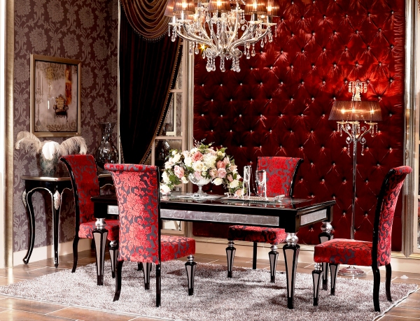 ultra-luxuriöses-rotes-esszimmer