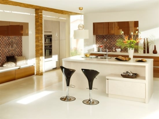 weiße-Küche-farbige-Wandtapete-retro-Stil